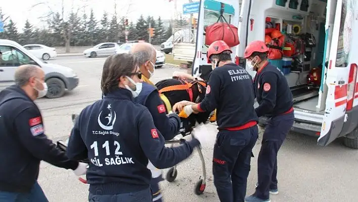 Elazığ'da kamyonet ile minibüs çarpıştı: 8 yaralı