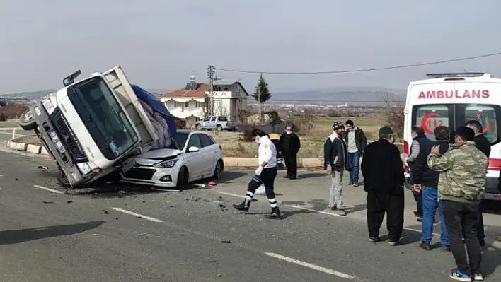 Kamyonet, otomobilin üzerine devrildi:2 yaralı