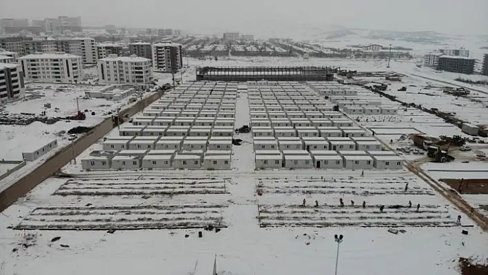 Elazığ'da kar altında konteyner kent kurulumu aralıksız devam ediyor