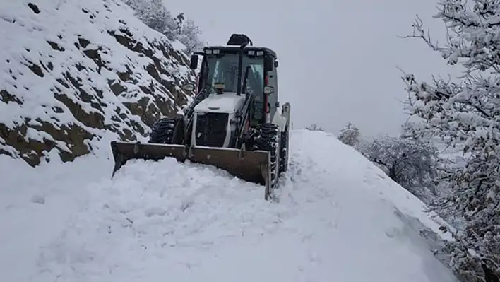 Elazığ'da kar etkisini gösterdi! Ulaşıma kapalı köy yollarında ekipler çalışıyor