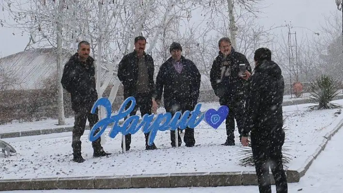 Elazığ'da kar yağışı başladı, tarihi mahalle beyaza büründü