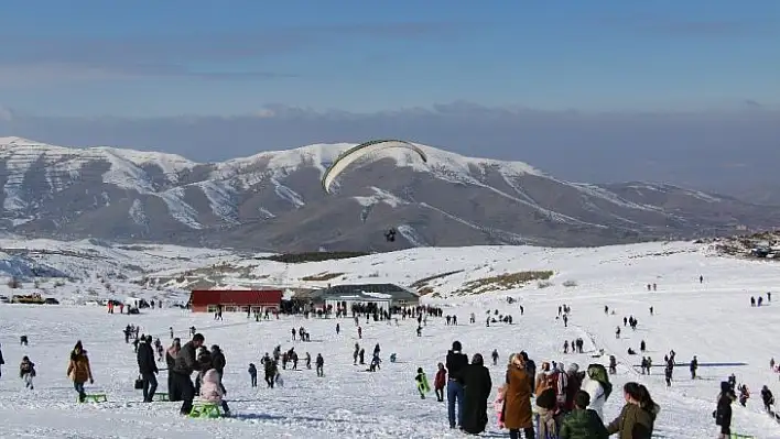 Elazığ'da kayak merkezi tatilcilerle doldu