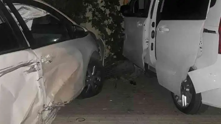 Elazığ'da kaza yapan otomobiller, ATM'ye daldı: 2 yaralı