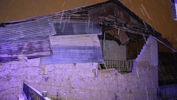 Elazığ'da kerpiç evin duvarı yıkıldı, aile panikle dışarı kaçtı