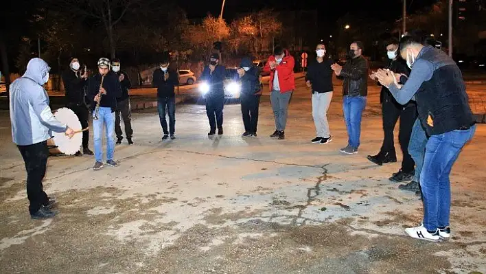 Elazığ'da klarnetli, davullu sosyal mesafeli sahur halayı