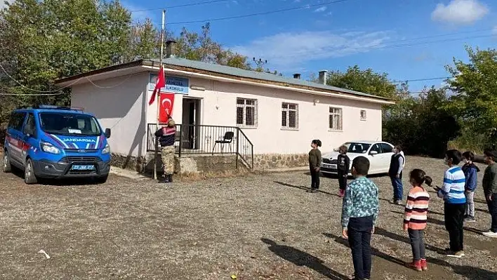 Elazığ'da Mehmetçiğin bayrak hassasiyeti