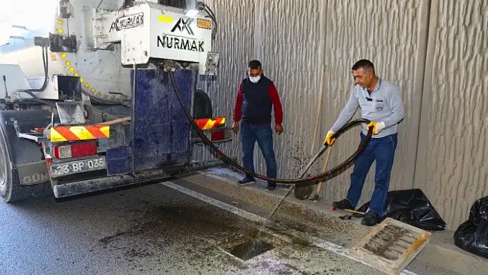 Elazığ'da menfez ve mazgallar temizleniyor