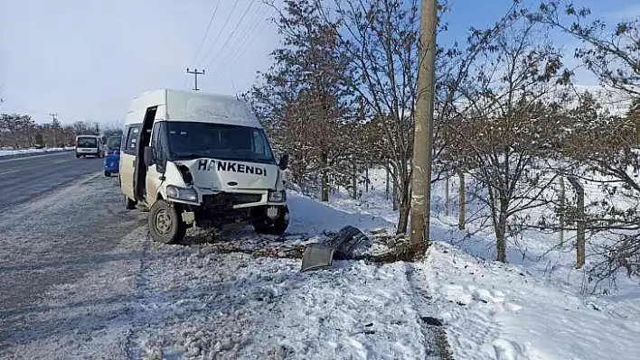 Elazığ'da minibüs aydınlatma direğine çarptı: 2 yaralı