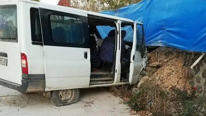 Elazığ'da minibüs duvara çarptı: 8 yaralı