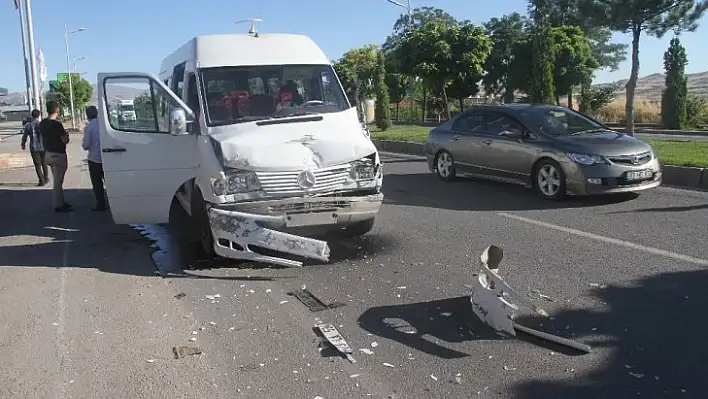 Elazığ'da minibüsler çarpıştı: 6 yaralı