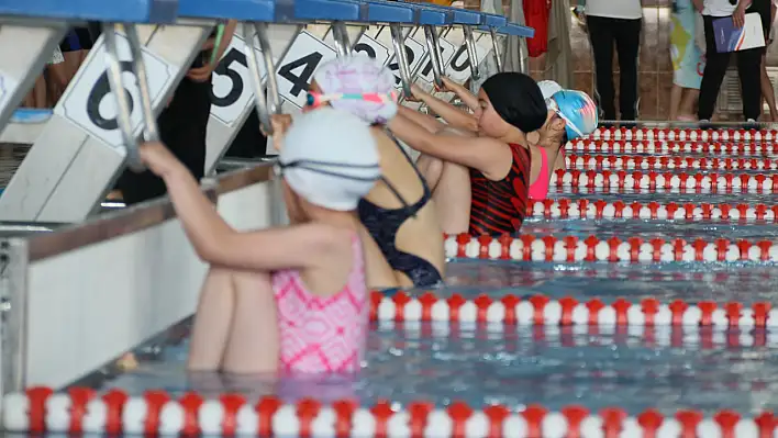 Elazığ'da minikler yüzme müsabakaları sona erdi