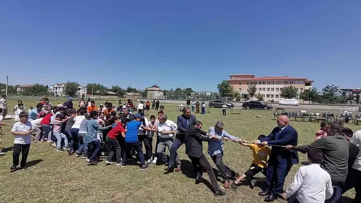 Elazığ'da müftü ve belediye başkanı öğrencilerle birlikte halat çekme yarışı yaptı