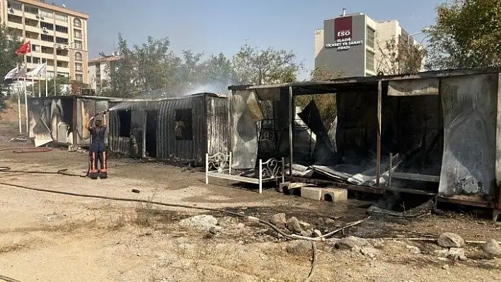 Elazığ'da okul şantiyesinde çıkan yangında konteynerler küle döndü