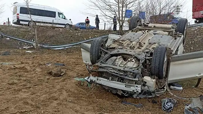 Elazığ'da otomobil bariyerlere çarparak takla attı: 6 yaralı