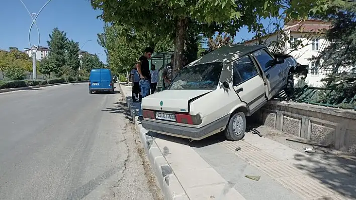 Elazığ'da otomobil duvara çarptı: 1 yaralı