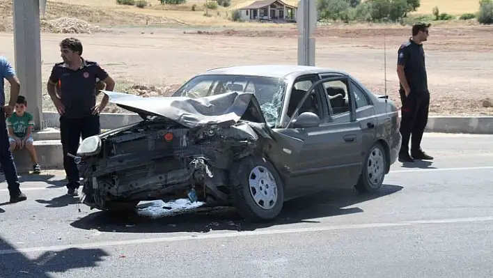 Elazığ'da otomobil kırmızı ışıkta duran araca çarptı: 5 yaralı