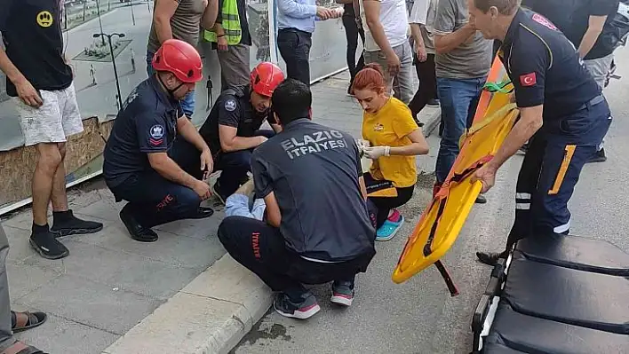 Elazığ'da otomobil yayaların arasına daldı: 3 yaralı