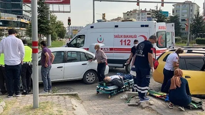 Elazığ'da otomobiller çarpıştı:2 yaralı