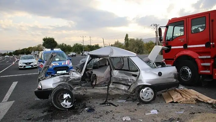 Elazığ'da otomobiller çarpıştı: 1 ölü, 2 yaralı