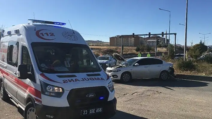 Elazığ'da otomobiller çarpıştı:1 yaralı