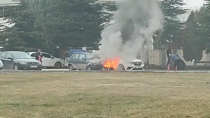 Elazığ'da park halindeki araç alev alev yandı 