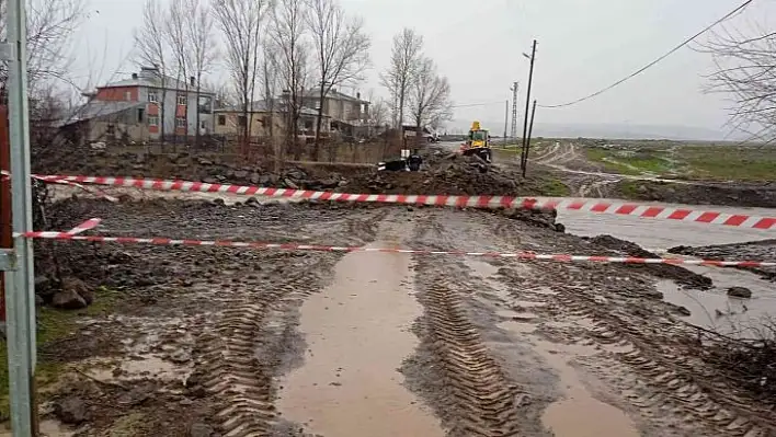 Elazığ'da sel suları altında kalan köprü ulaşıma kapatıldı