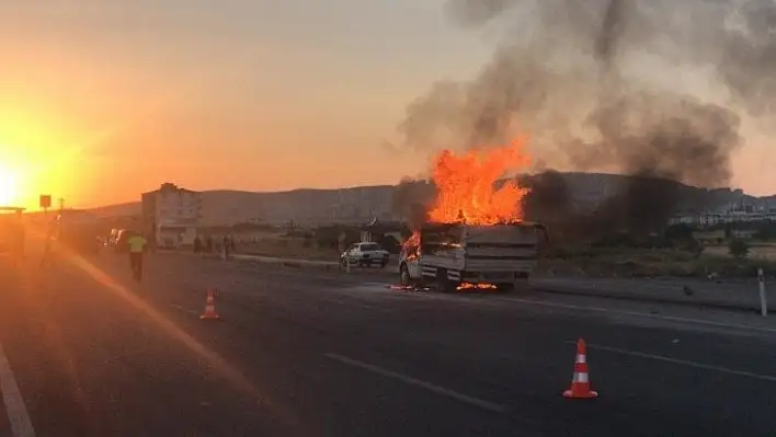 Elazığ'da seyir halindeki pikap alev alev yandı