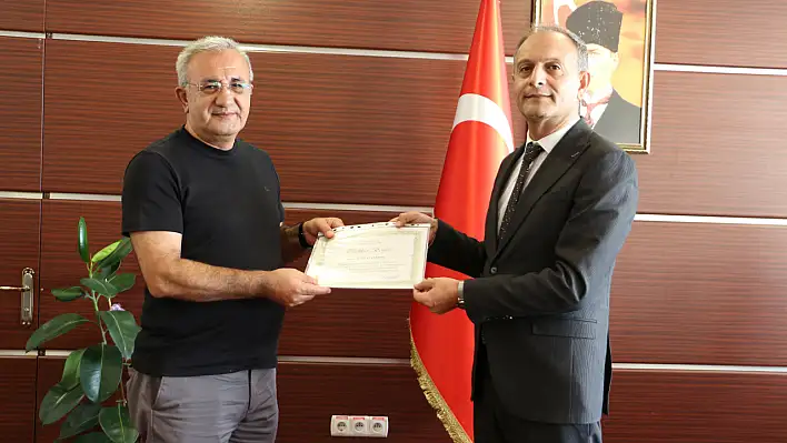 Elazığ'da sigarayı bırakan iki vatandaşa teşekkür belgesi