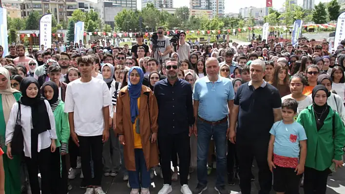 Elazığ'da sınava girecek öğrencilere moral etkinliği