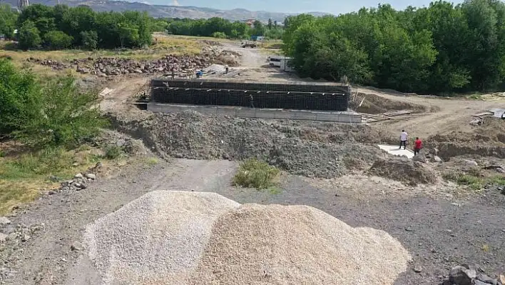 Elazığ'da Şorşor Deresi üzerine yeni köprü inşa ediyor