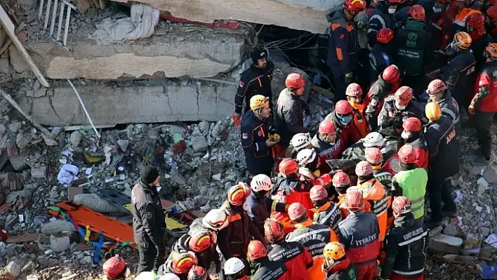 Elazığ'da Sürsürü Mahallesi'ndeki enkazdan 3 ceset çıkarıldı