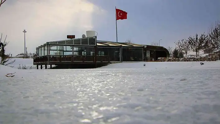 Elazığ'da süs havuzları dondu, ortaya kartpostallık görüntüler çıktı