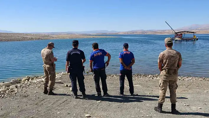 Elazığ'da tekne battı: Tekneyle birlikte suda kaybolan şahsı arama çalışmaları sürüyor