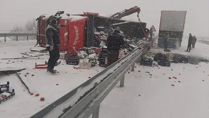 Tırlar çarpıştı, sebze ve meyveler yola saçıldı