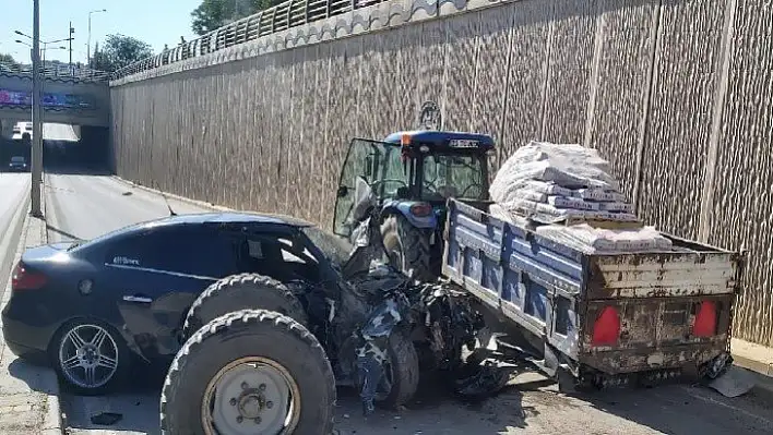 Elazığ'da traktör ile otomobil çarpıştı