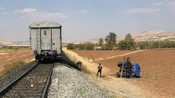 Elazığ'da tren kazası, traktör ikiye bölündü