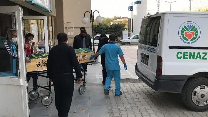 Yangında ölen 2 kardeş, tek tabutta son yolculuğuna uğurlandı