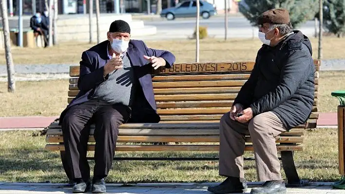 Elazığ'da yasak kalktı yaşlı ve gençler, bahar havasının tadını çıkardı