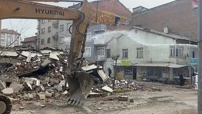 Elazığ'da yıkımına başlanan bina çöktü