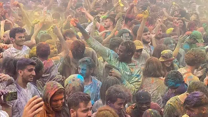 Elazığ'daki 'Color Fest' renkli görüntüler oluşturdu