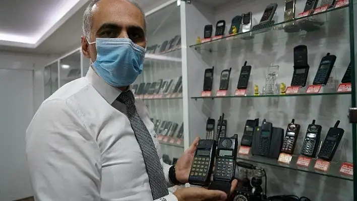 Elazığ'daki telefon koleksiyonu görenleri hayrete düşürüyor