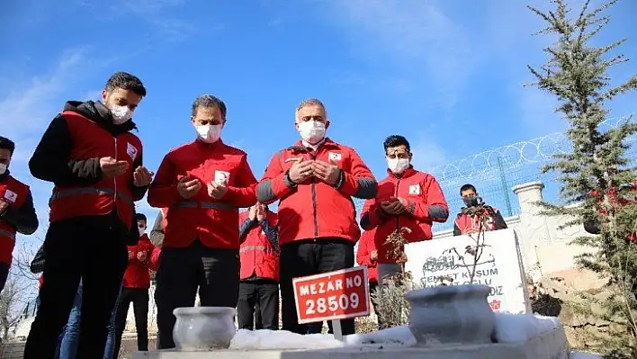 Elazığ depreminde hayatını kaybedenler kabri başında anıldı