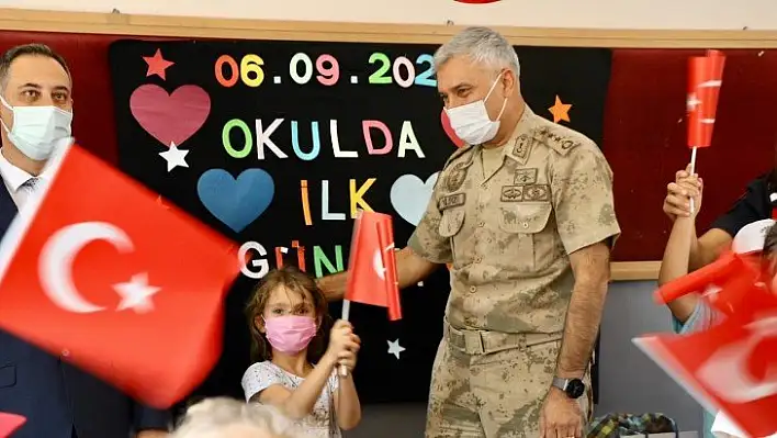 Elazığ İl Jandarma Komutanı Yıldız, minik öğrencilerin heyecanına ortak oldu