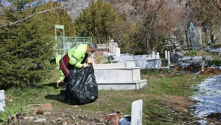 Elazığ'ın mahalle mezarlıklarında kapsamlı temizlik