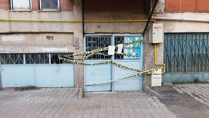 Elazığ Karakoçan'da 5 katlı apartman karantinaya alındı