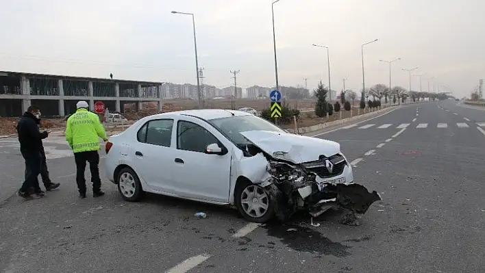 Elazığ otomobil ile transit çarpıştı: 3 yaralı