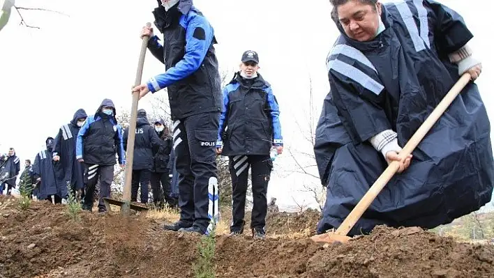 Elazığ polisi, depremlerde hayatını kaybedenlerin anısına fidan dikti