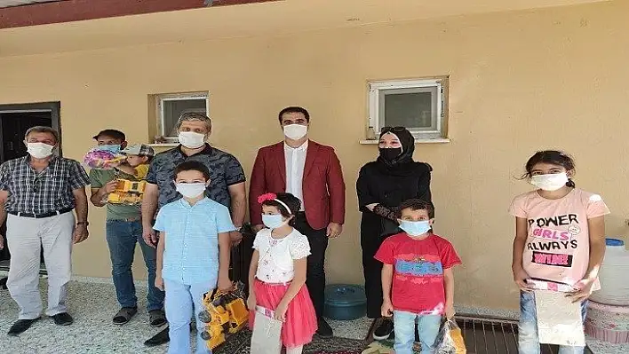 Elazığ Ülkü Ocakları 500 Çocuğa Oyuncak Dağıttı