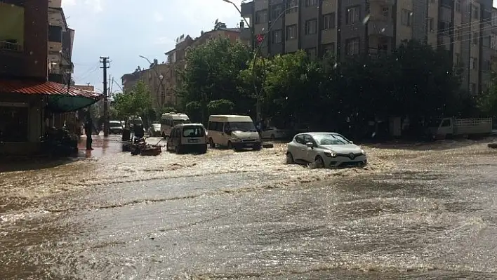 Elazığ Valiliği: '3 kişi kurtarıldı, 20 kişi otele yerleştirildi'
