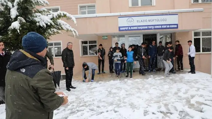 Vali Kaldırım, öğrencilerle kartopu oynadı
